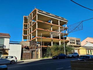 Édifice à Estrada castelao 613. Edificio residencial con obra parada en narón.