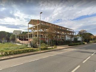 Edifici  Avinguda de la unió. Promoción residencial con obra parada en construcción en calonge