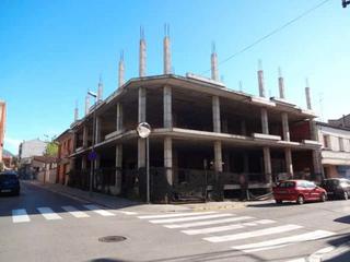 Edifici a Carrer doctor barri i draper 10. Edificio residencial con obra parada en construcción en sant cel