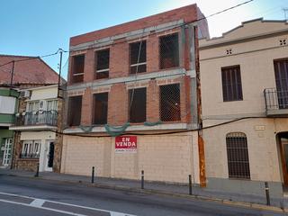 Edifici a Carrer doctor trueta 17. Edificio residencial con obra parada en construcción en sant cel