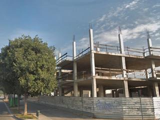 Edifici a Ronda de ponent 12. Edificio residencial con obra parada en construcción en terrassa