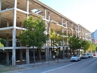 Edifici a Carretera de la canya 76. Edificio en construcción con obra parada en olot.