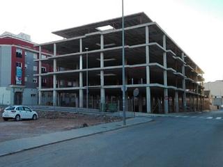 Gebäude in Carrer de l'estació 11. Edificio en construcción con obra parada en almenara.