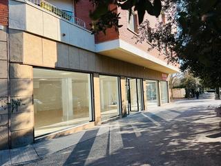 Local Comercial a Plaça dels segadors 3. Local esquinero acondicionado en vilafranca del penedés.