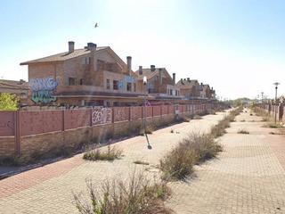 Édifice à Calle ramiro i 40. Obra parada en construcción en urb. prados del rey en pinseque.