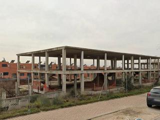 Edificio  Calle reino unido 67. Promoción de obra parada en construcción de 34 viviendas adosada