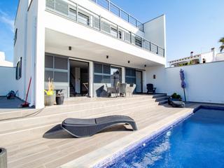 Casa a Port d´Addaia. Moderno chalet con vistas al mar en addaia