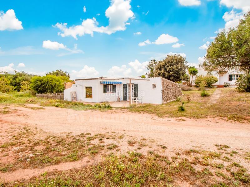 Foto 55b0475e-256c-421c-9b87-f52e7bb476f0. Masía finca con piscina y licencia en llucmesanes en Maó