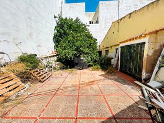 Maison à Ciutadella. Casa en esquina con jardín en ciutadella