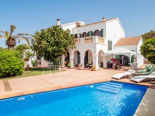 House in Cala Blanca. Chalet con piscina en cala blanca