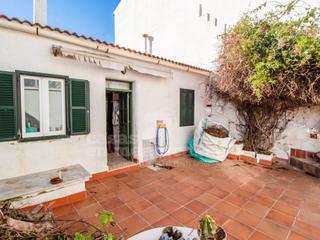 Casa a Es Castell. Dos casas con garaje y patio en es castell