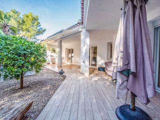 House in Son Parc. Chalet moderno con gran jardín en son parc
