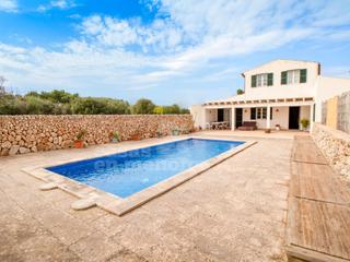 Mas à Llucmaçanes. Casa menorquina con piscina en llucmaçanes