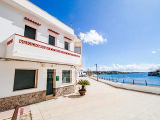Casa a Es Castell. Casa entera en primera línea de mar en es castell