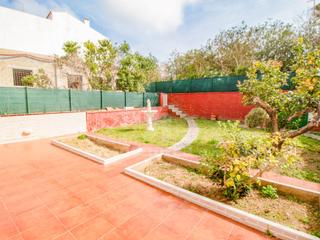 Casa a Dalt Sant Joan-Plaça Eivissa. Casa con garaje y jardín en mahón