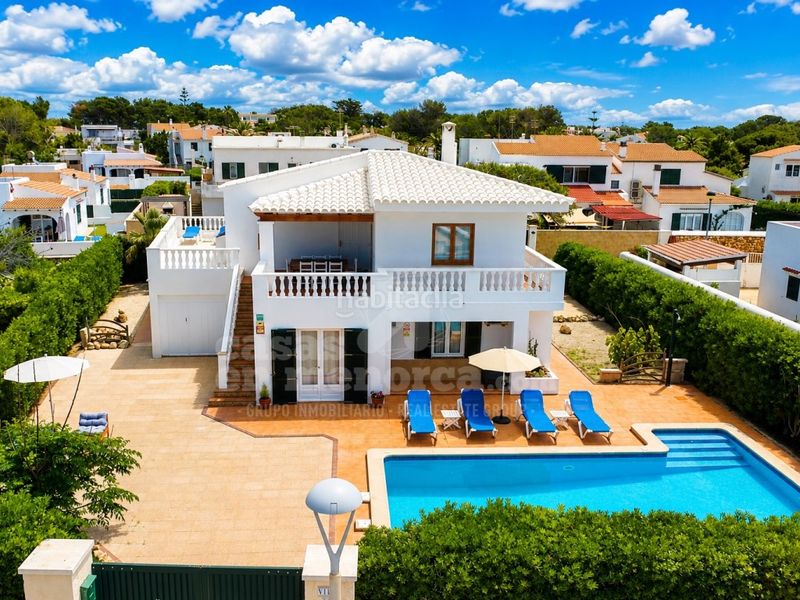 Foto fa4ec500-6e83-4423-9efc-753c0c848849. Casa amb piscina a Cala Blanca Ciutadella de Menorca