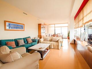 Appartement à Avinguda Menorca-Sínia Costabella. Piso de diseño con ascensor y parking en mahón