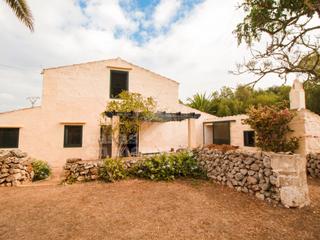 Masia a Trebalúger. Casa menorquina en trebalúger