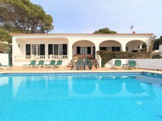 Chalet à Binibèquer. Precioso chalet con piscina y vistas al mar en binibeca
