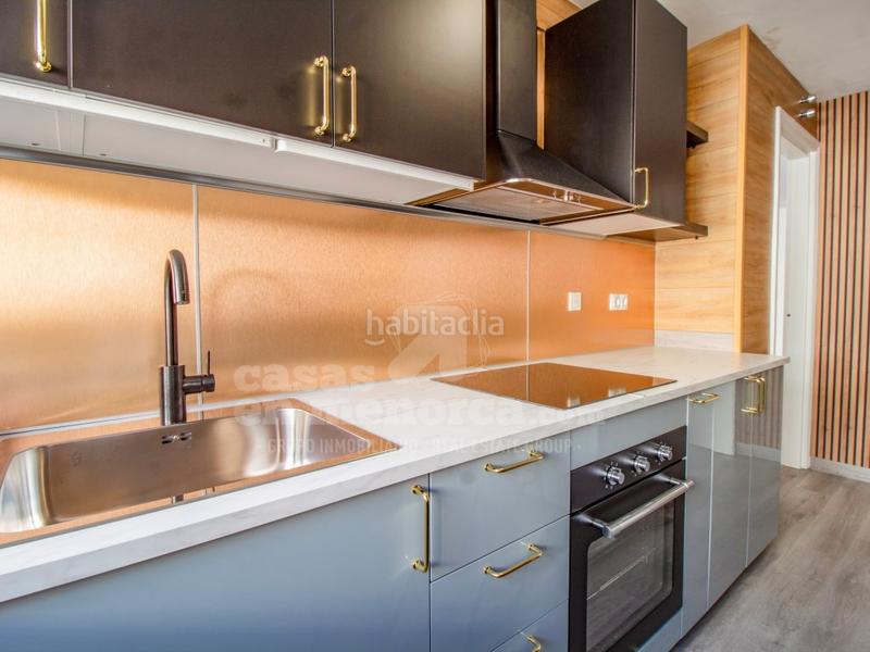 Foto 0bdfde61-6bdf-4664-ad71-eb6e20f2aba1. Piso en exclusiva! luminoso piso con terraza y parking en mahón en Maó