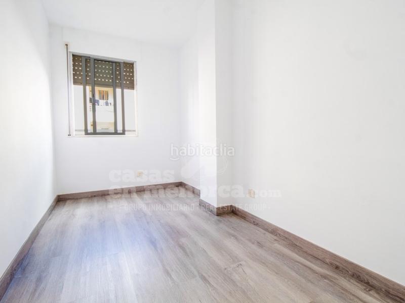 Foto e8550341-63c1-471c-b4b6-859adbfb4e5d. Piso en exclusiva! luminoso piso con terraza y parking en mahón en Maó