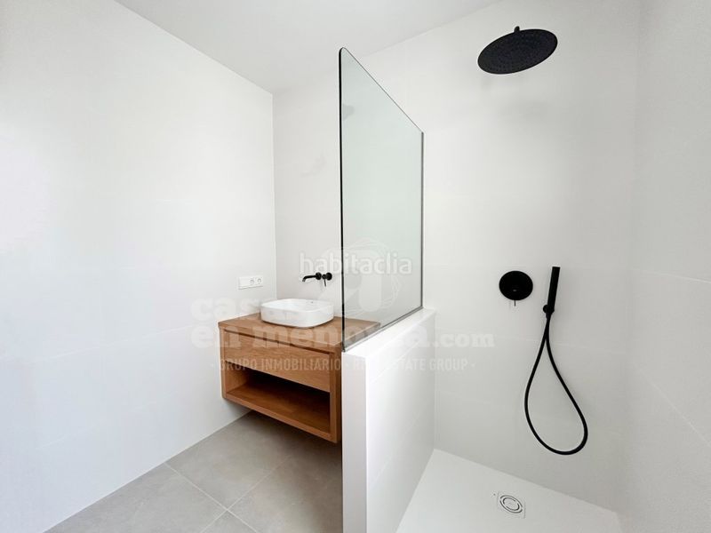 Foto a988df66-8a3e-4a84-bd07-d0a3ba04732a. Casa amb aparcament piscina a Cala Blanca Ciutadella de Menorca