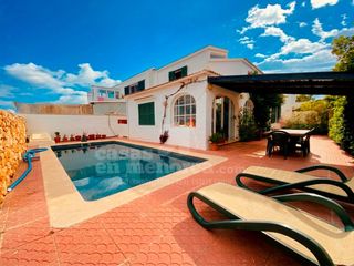 Casa in Cala Blanca. Chalet con piscina en cala blanca