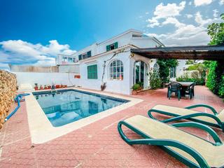 Haus in Cala Blanca. Chalet con piscina en cala blanca