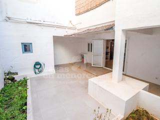 Haus in Es Castell. Casa en planta baja con patio en es castell