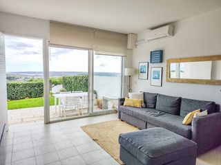 Apartament a Coves Noves. Apartamento con jardín y vistas al mar en coves noves