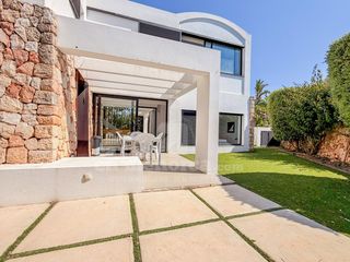 Haus in Cala Blanca. Chalet con piscina en sa caleta, ciutadella