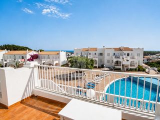 Apartament a Arenal d´en Castell. Apartamento con piscina y vistas al mar en arenal den castell