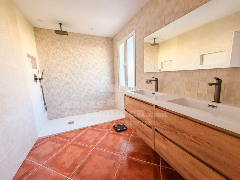Foto 54af5093-0250-41e8-ae3a-ec27e44c6a2d. Casa amb aparcament piscina a Cala en Blanes Ciutadella de Menorca