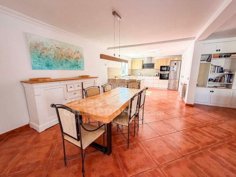 Foto 7a96b346-9c0d-4b39-971d-371e2d292d7a. Casa amb aparcament piscina a Cala en Blanes Ciutadella de Menorca
