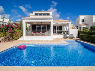Chalet à Na Macaret. Chalet con licencia turística y vistas al mar en cala molí