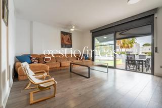 Casa adossada a Platja de Mont-roig. Tu hogar junto al mar te está esperando en montroig!