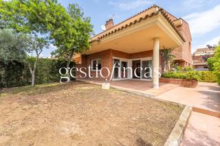 Casa aparellada  Avenida del mas d'en bosch. Fantstico pareado con 4 habitaciones y piscina comunitaria en v