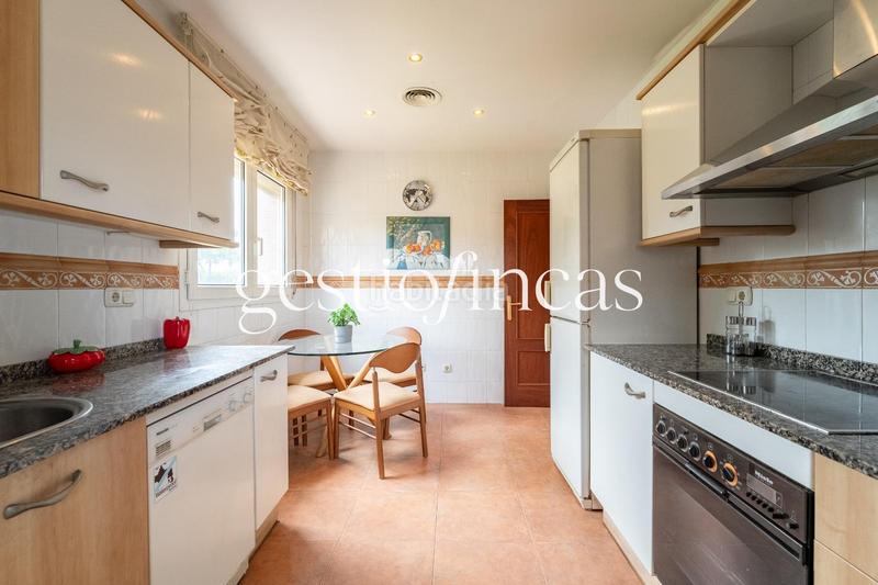 Foto a385c30a-e8b1-4e8a-8396-ac1fd1f11636. Casa aparellada amb aparcament a Jardins de Vilafortuny - Mas d'en Bosch Cambrils