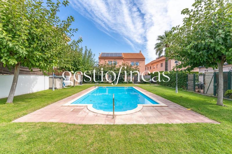 Foto 41f27c3f-8feb-4c6a-8d26-2daca134cd68. Casa aparellada amb calefacció aparcament piscina a Cambrils