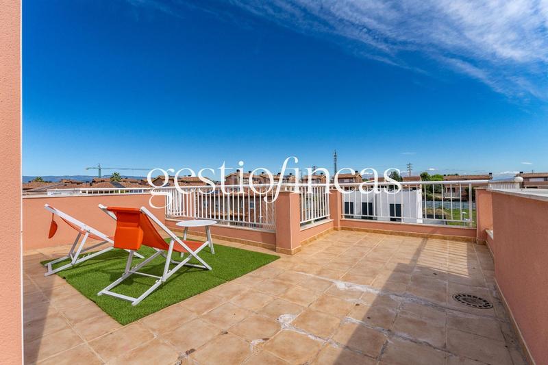 Foto 51ebd641-8d63-4782-beef-82dcc51705ab. Casa aparellada amb calefacció aparcament piscina a Cambrils