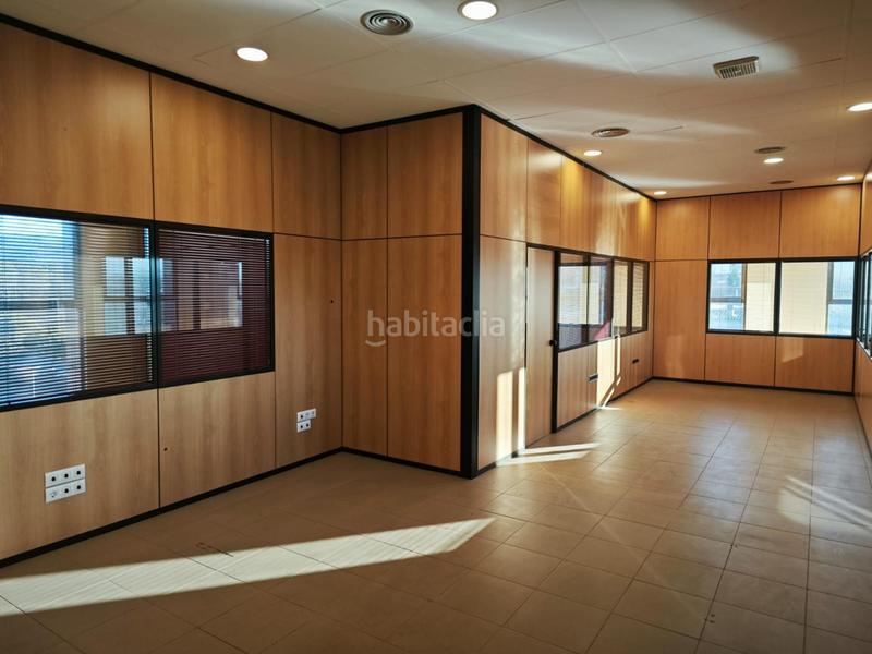 Foto 7459122f-1f2a-44f0-919a-f505bef11db7. Rent office space with heating in Quart