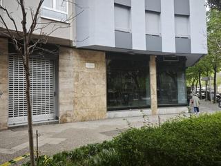 Lloguer Local Comercial  Gran via de jaume i. Local con patio