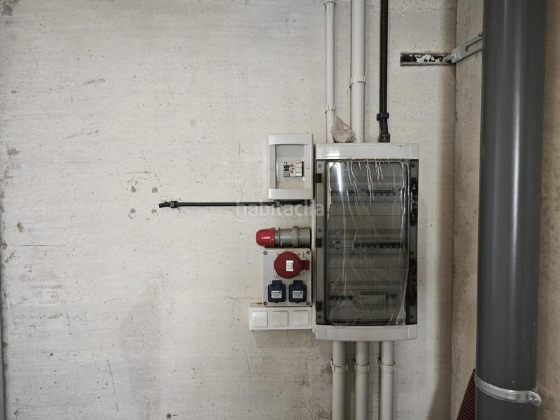 Foto 2ade8d73-5c3c-4158-9376-3c4790a030b9. Nave industrial nave con montacargas en Vilamalla