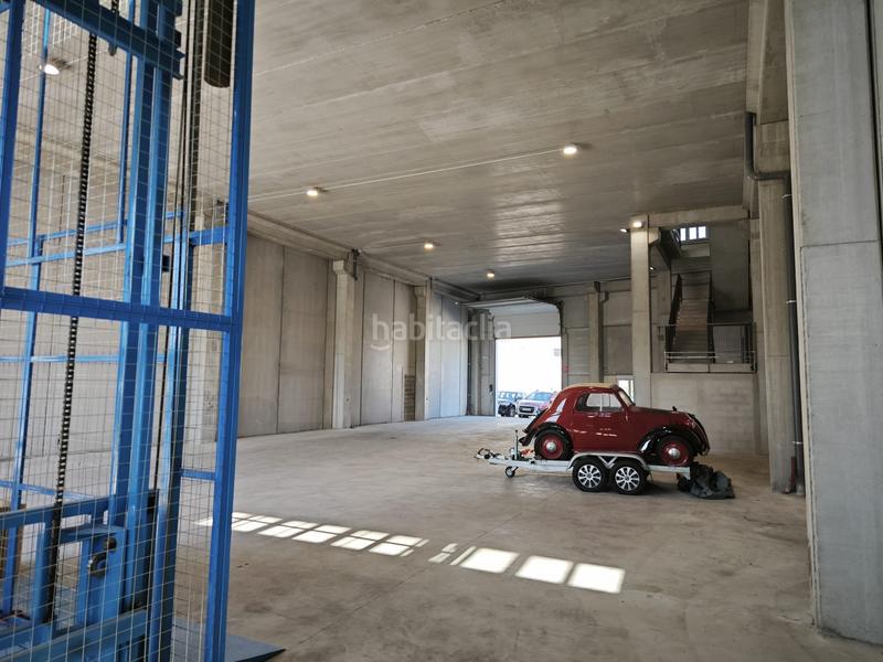 Foto bf56a337-b223-41ad-b3e7-b5f4baa1e987. Nave industrial nave con montacargas en Vilamalla