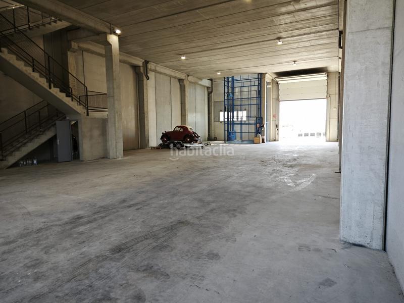 Foto d42cb817-766f-4fd9-8ede-ba631b10cc1c. Nave industrial nave con montacargas en Vilamalla