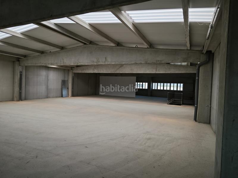 Foto e555bde1-aec6-4407-8ae4-351878554b7f. Nave industrial nave con montacargas en Vilamalla