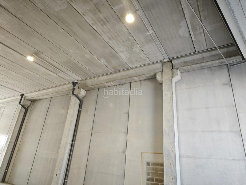 Foto ec540f94-f805-4c97-8a07-ac0c76942a00. Nave industrial nave con montacargas en Vilamalla