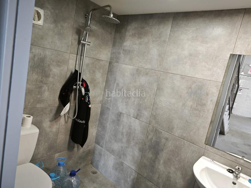 Foto f3e317e3-db06-4dc6-9e52-a413d60ab08f. Nave industrial nave con montacargas en Vilamalla