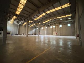 Lloguer Nau industrial  De la riera. Nave con oficinas