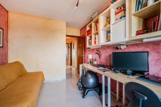 Flat in Sant Narcis. Piso con balcón